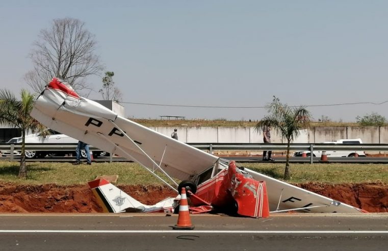 Avião monomotor cai na rodovia Marechal Rondon em Bauru