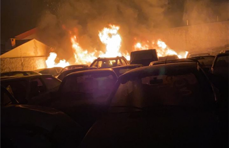 Incêndio destrói  pátio de apreensões de veículos em Jaú