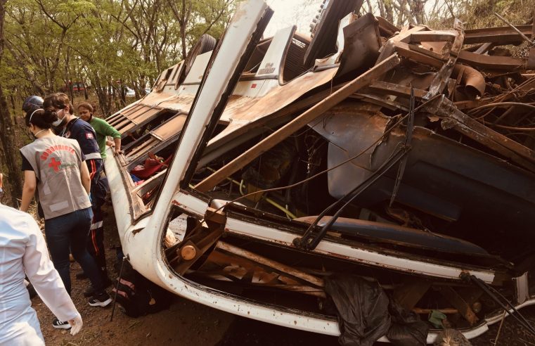 Ônibus com trabalhadores rurais tomba e deixa mais de 30 feridos em estrada de terra de Pompeia