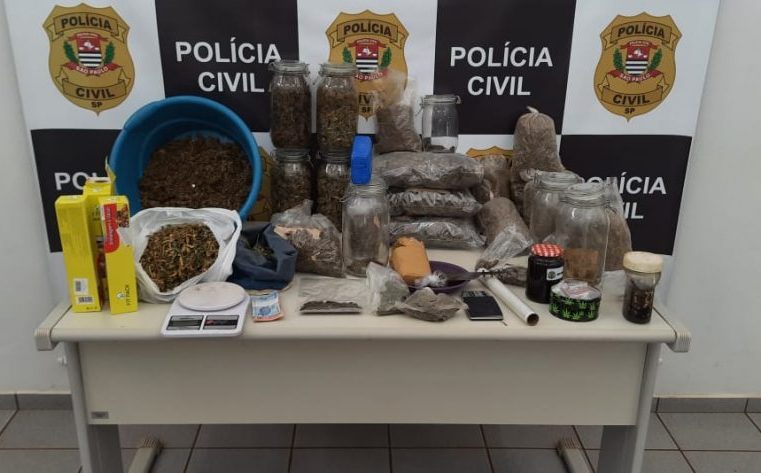 Polícia Civil encontra mais de 10 quilos de drogas em residência e prende moradores por tráfico