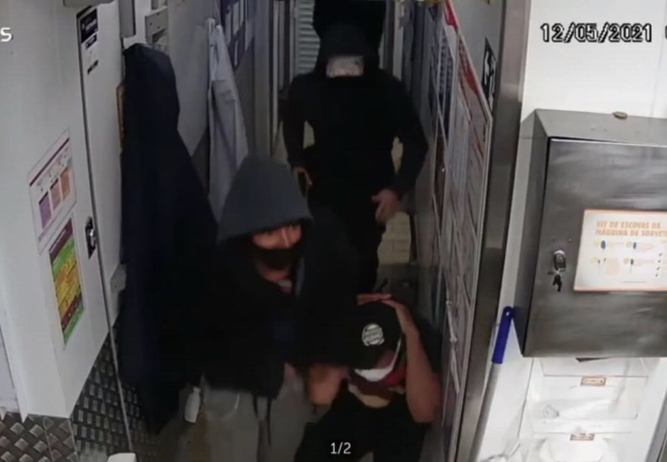 Polícia Civil prende dois suspeitos por roubo a loja de rede de fast-food