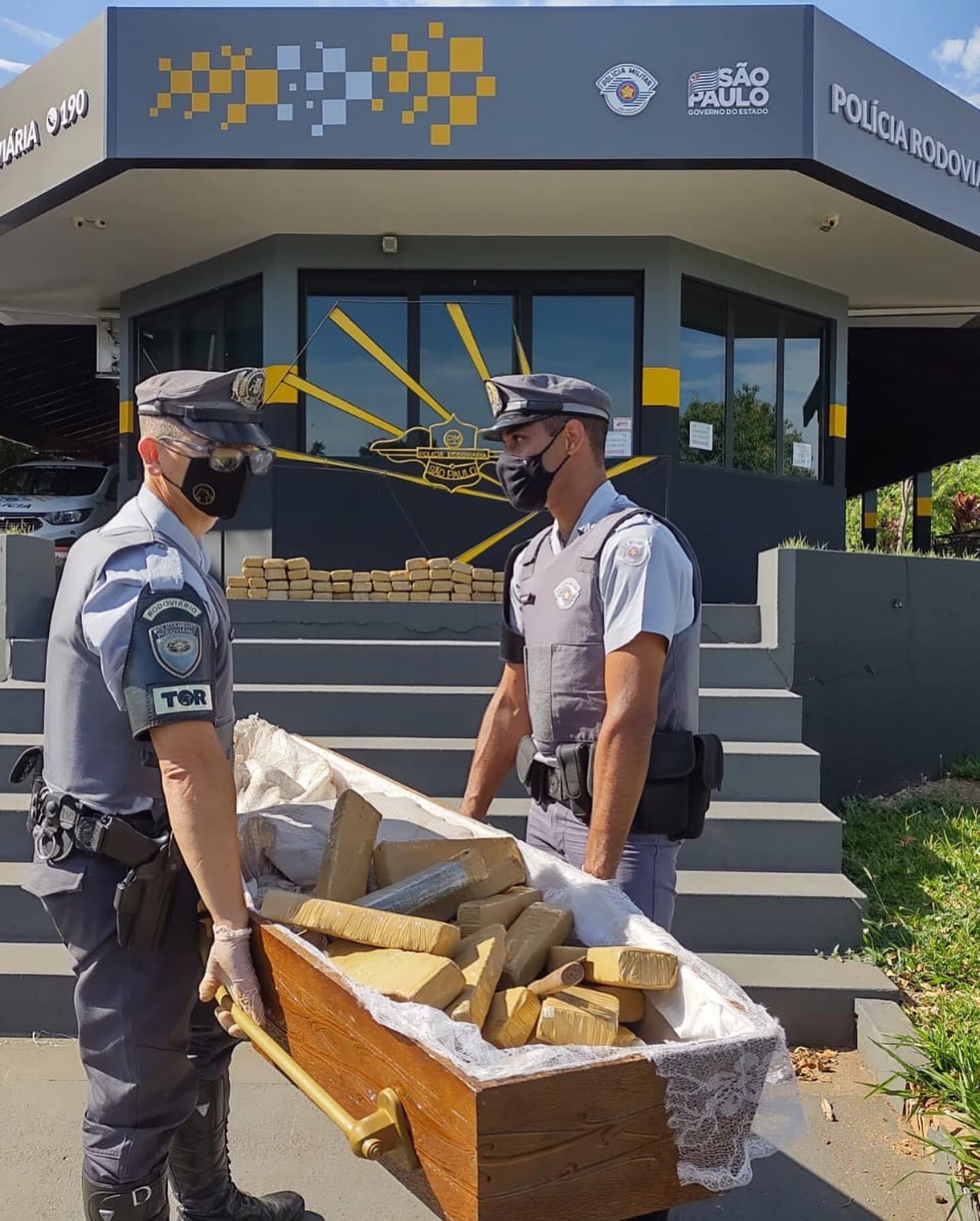 Policiamento Rodoviário apreende caixão recheado com maconha em Assis-SP